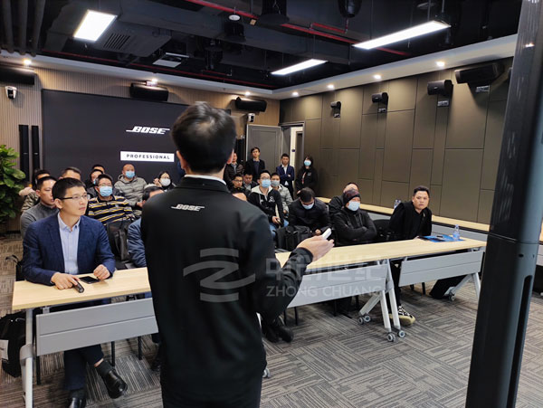BOSE 技術(shù)工程師張永奎為來賓們詳細介紹會場中的BOSE音響產(chǎn)品